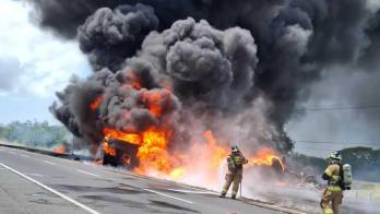 Unidades bomberiles trabajaron en el lugar para controlar el incendio del camión cisterna, mientras la carretera permanecía cerrada como medida preventiva.