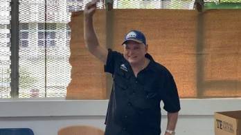 Al momento de ejercer el voto en el Colegio Richard Neuman.