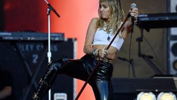 Miley Cyrus pide glamour a los espectadores de su fiesta de año nuevo en Miami