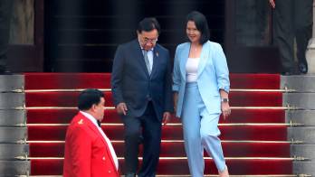 La presidenta electa de Perú, Keiko Fujimori (d), camina junto al presidente interino José María Balcázar