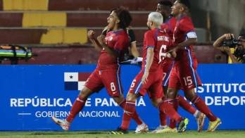 'Coco' Carrasquilla (i) es felicitado tras anotar el primer gol del partido.