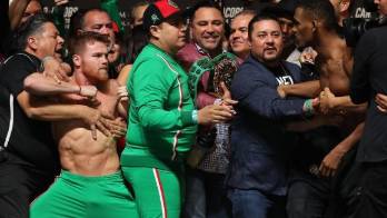 Canelo y Jacobs superan la ceremonia del pesaje con un amago de agresión