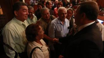 Presidente Varela en compañía de un grupo de jubilados.