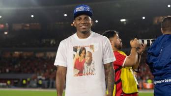 César Blackman con la camiseta que lleva la foto de sus padres.