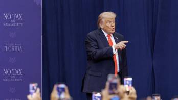 El presidente de Estados Unidos, Donald J. Trump, pronuncia un discurso durante un evento con personas mayores en The Villages, Florida, EE. UU., el 1 de mayo de 2026. EFE/EPA/Cristobal Herrera-Ulashkevich