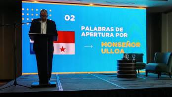 Monseñor Ulloa inauguró el foro.