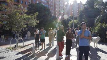 Personas evacuan edificios tras el fuerte temblor pasado. EFE/ Mauricio Dueñas Castañeda