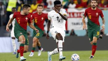 El portugués Raphael Guerreiro y Thomas Partey, de Ghana, en foto de archivo de Rolex dela Pena. EFE