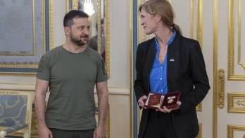 El presidente ucraniano Volodímir Zelenski (izq.) recibe este jueves a la administradora de la Agencia de los Estados Unidos para el Desarrollo Internacional (USAID), Samantha Power (der), en Kiev.