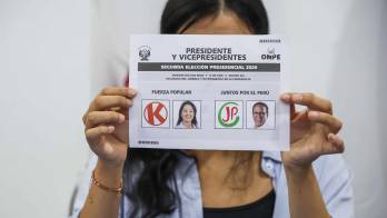 La votación de la segunda vuelta de las elecciones presidenciales de Perú comenzó este domingo en el país andino para elegir entre la candidata derechista Keiko Fujimori y el candidato izquierdista Roberto Sánchez al noveno presidente del país en diez años. EFE/ Paul Vallejos