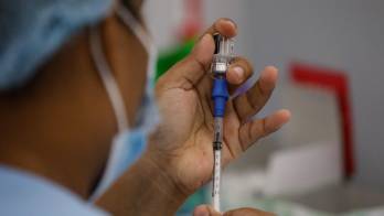 Las autoridades sanitarias exhortan a la población a vacunarse.