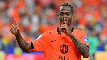 Crysencio Summerville celebra tras marcar el gol que puso el 5-1 en el marcador durante el partido de la fase de grupos de la Copa Mundial de la FIFA 2026 entre los Países Bajos y Suecia, en Houston, EE.UU.