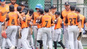 Los peloteritos santeños celebran su pase a la final luego de imponerse a Chiriquí en una intensa semifinal disputada en el Complejo MVP Sport City.