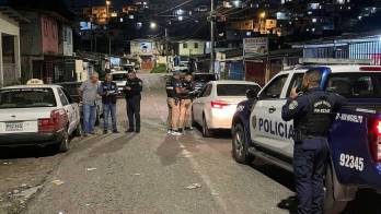 La escena del crimen fue acordonada por unidades policiales tras el asesinato del joven, quien acababa de bajar de un taxi en Calle Primera de Paraíso.