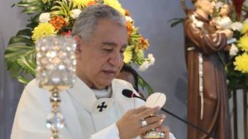 Monseñor Ulloa subrayó que la Iglesia celebra la presencia real de Cristo en la Eucaristía.
