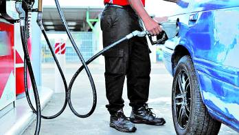 Transportistas del sector público se reunirán hoy para analizar la situación del combustible.