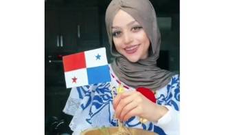 Chef libanesa prepara sancocho con vestimenta que simula la pollera