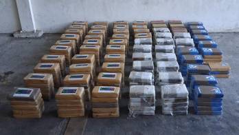 Las autoridades localizaron 333 paquetes de presunta droga ocultos en 17 sacos durante la inspección de un camión que se dirigía hacia Chiriquí.