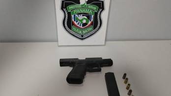 Pistola 9 milímetros y cinco municiones.