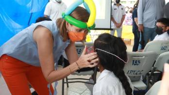 Primera Dama entrega lentes del Programa Ver y Oír para Aprender y visita hogar de ancianos