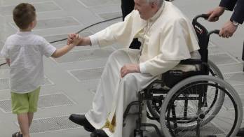 El papa Francisco saluda a un niño durante una audiencia en el Vaticano el pasado 11 de junio