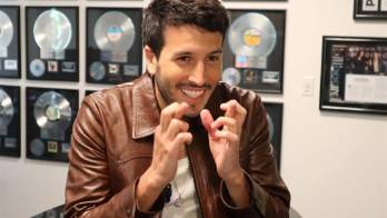 El cantautor colombiano Sebastián Yatra habla con EFE durante una entrevista hoy, en Washington (EE.UU.).