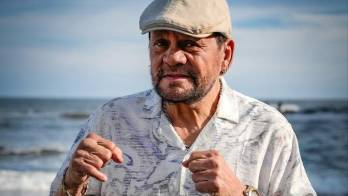 Roberto Durán en guardia frente a la playa.