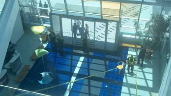 La Policía Nacional mantiene acordonada el área.