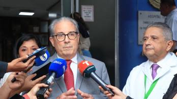 El ministro de Salud, Fernando Boyd Galindo, reiteró el llamado a reforzar las medidas de prevención durante una visita a la sala de neonatos del centro hospitalario.