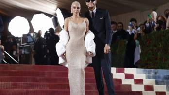 Kim Kardashian y Pete Davidson posan en la alfrombra roja de la Met Gala 2022 en Nueva York