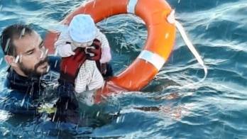 Foto que vale más de mil palabras: Rescate de un bebé de dos meses en el mar&nbsp;