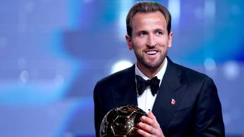 Harry Kane con el Balón de Oro.