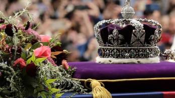El féretro de Isabel II entra en la bóveda real en Windsor