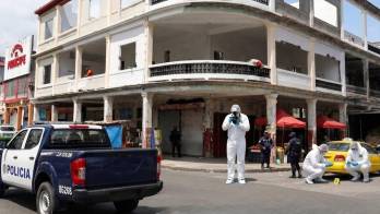 El edificio abandonado donde fue hallado Raynold Graham Martínez permanece bajo la atención de los investigadores que buscan esclarecer el crimen.