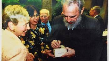 Fotografía cedida por RR Subastas muestra el líder de la revolución cubana Fidel Castro (d) firmando una caja de puros en marzo de 2002 a la activista y filántropa estadounidense de origen húngaro Eva Haller (i).
