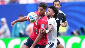 Jude Bellingham (10), autor del primer gol de Inglaterra, disputa el balón con el panameño Carlos Harvey durante el partido disputado este sábado en el MetLife Stadium de Nueva Jersey.
