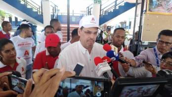 José Domingo Arias en la escuela&nbsp;Federico Escobar de Las Acacias.