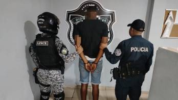 El sospechoso fue aprehendido con un arma de fuego, proveedor y municiones durante un operativo en San José.