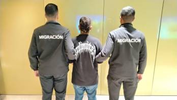 Se le negó el ingreso a territorio y se ordenó su retorno a Colombia.