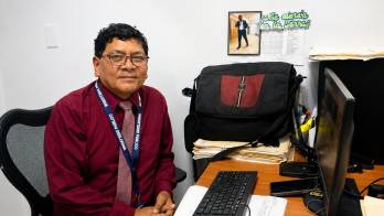 El funcionario en sus labores en el Ministerio Público.
