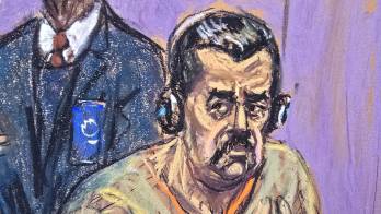 Fotografía de un dibujo realizado por la artista Jane Rosenberg donde aparece el depuesto presidente de Venezuela, Nicolás Maduro, durante una de sus comparecencia ante un tribunal federal, en Nueva York (NY, EE.UU.). EFE/Jane Rosenberg