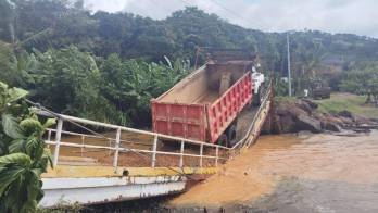 La estructura vehicular de José del Mar, en Cacique, Colón, cedió cuando pasaba un volquete.