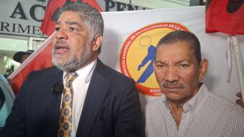 Permanece bajo la medida cautelar de depósito domiciliario.