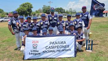 El equipo posando con el banderín.