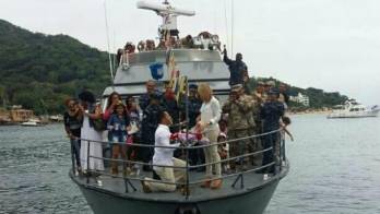 De León aprovechó el sol y la brisa de la Bahía de Panamá para pedirle a Merely que unieran sus vidas.