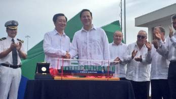 Presidente Juan Carlos Varela recibe reconocimiento por parte del CEO de Cosco.