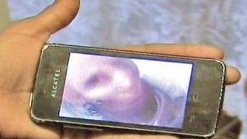 En la foto, se ve a la abuela de Gina Mihai cuando es ahorcada por una serpiente. Una síquica asegura que esta es una señal de que está siendo castigada.