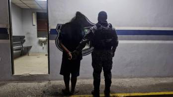 Unidades de la Policía Nacional trasladaron al sospechoso a la estación de Changuinola para su puesta a órdenes del Ministerio Público.