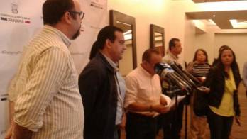 Momentos durante el anuncio de fin de la reunión de docentes.