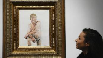 Una mujer observa el cuadro de la artista Illma Gore del polémico magnate Donald Trump, aspirante a la nominación presidencial republicana, en la que aparece desnudo y con genitales diminutos en la galería Maddox en Londres, Reino Unido.